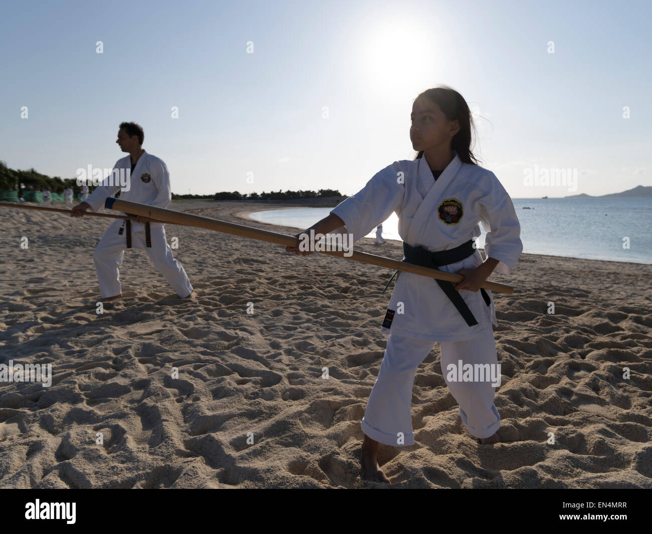 Mitarbeiterschulung Kobudo Bo auf Kirakira Strand in Okinawa, Japan - die Wiege des Karate. Stockfoto