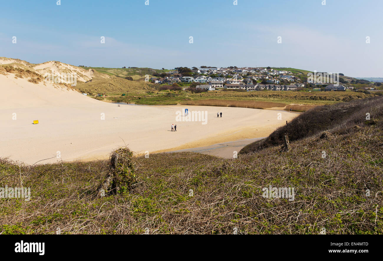 Blick Richtung Küste Holywell Bay Village North Cornwall England UK in der Nähe von Newquay und Crantock im Frühjahr mit blauem Himmel Stockfoto