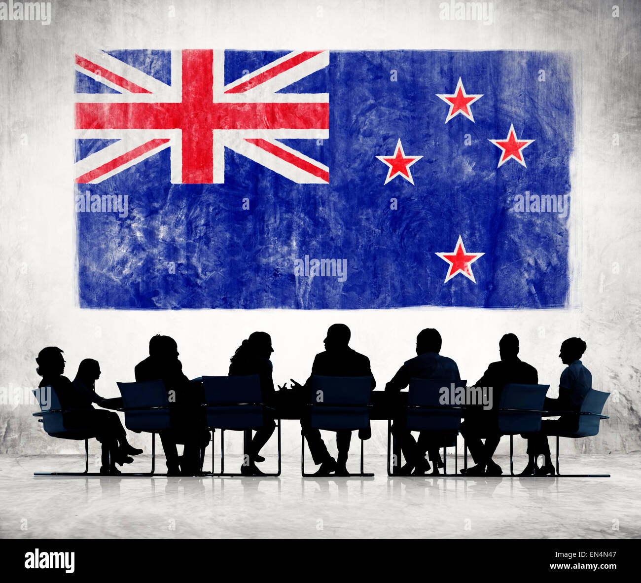 Silhouetten von Geschäftsleuten und eine Flagge von Neuseeland Stockfoto