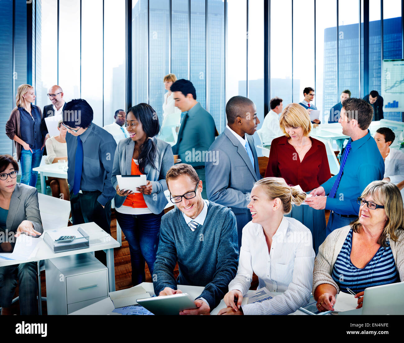 Multiethnische Gruppe von Geschäftsleuten, die Arbeiten Stockfoto