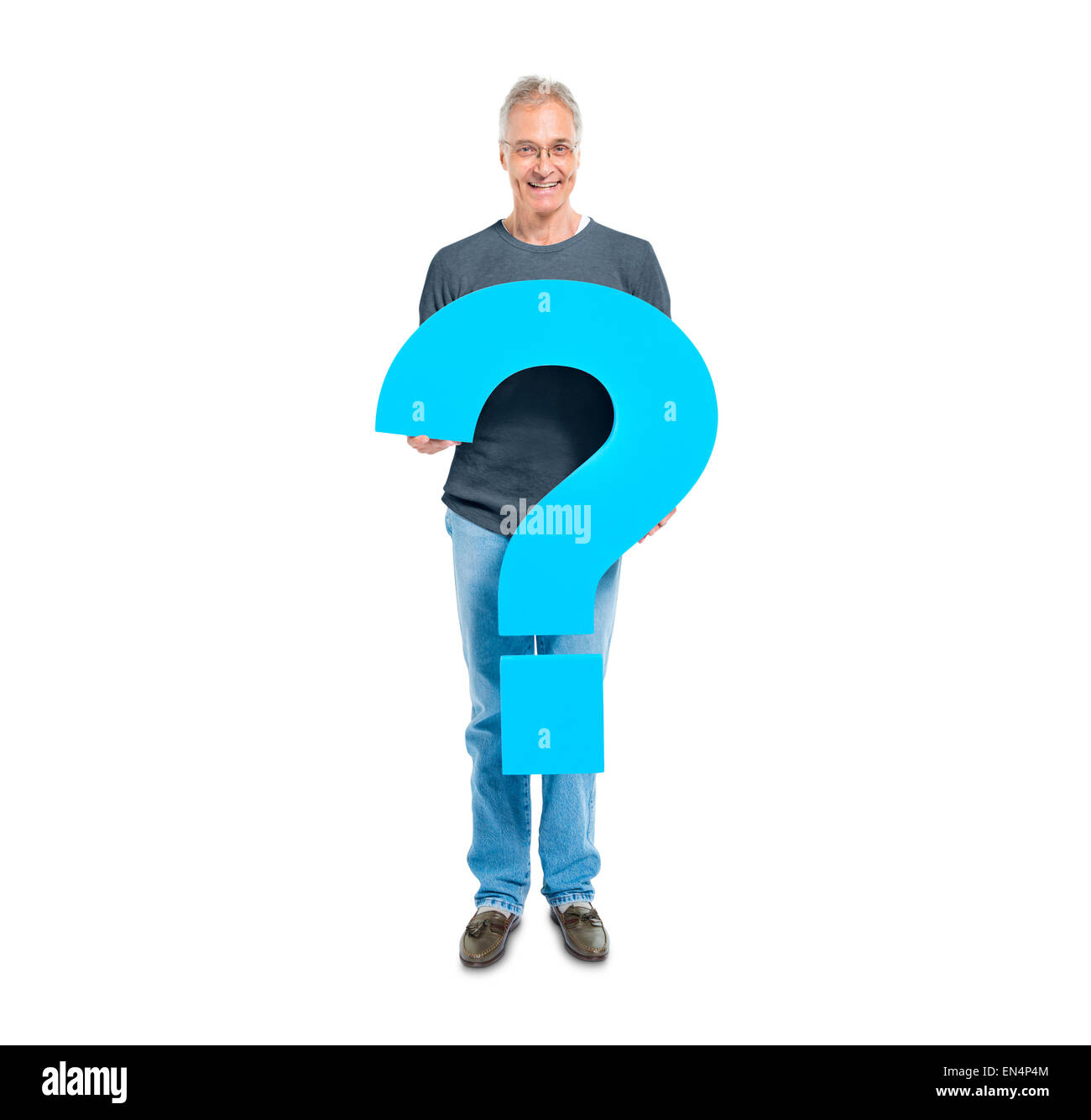 Ein legerer Mann hält ein blaues Fragezeichen Stockfoto