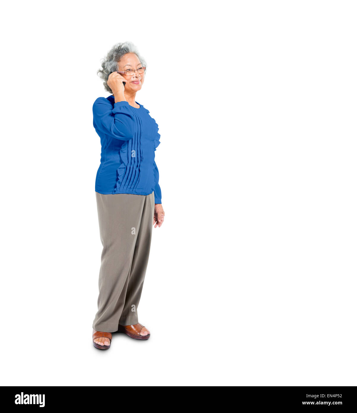 Eine fröhliche Casual alte Frau mit ihrem Mobiltelefon Stockfoto