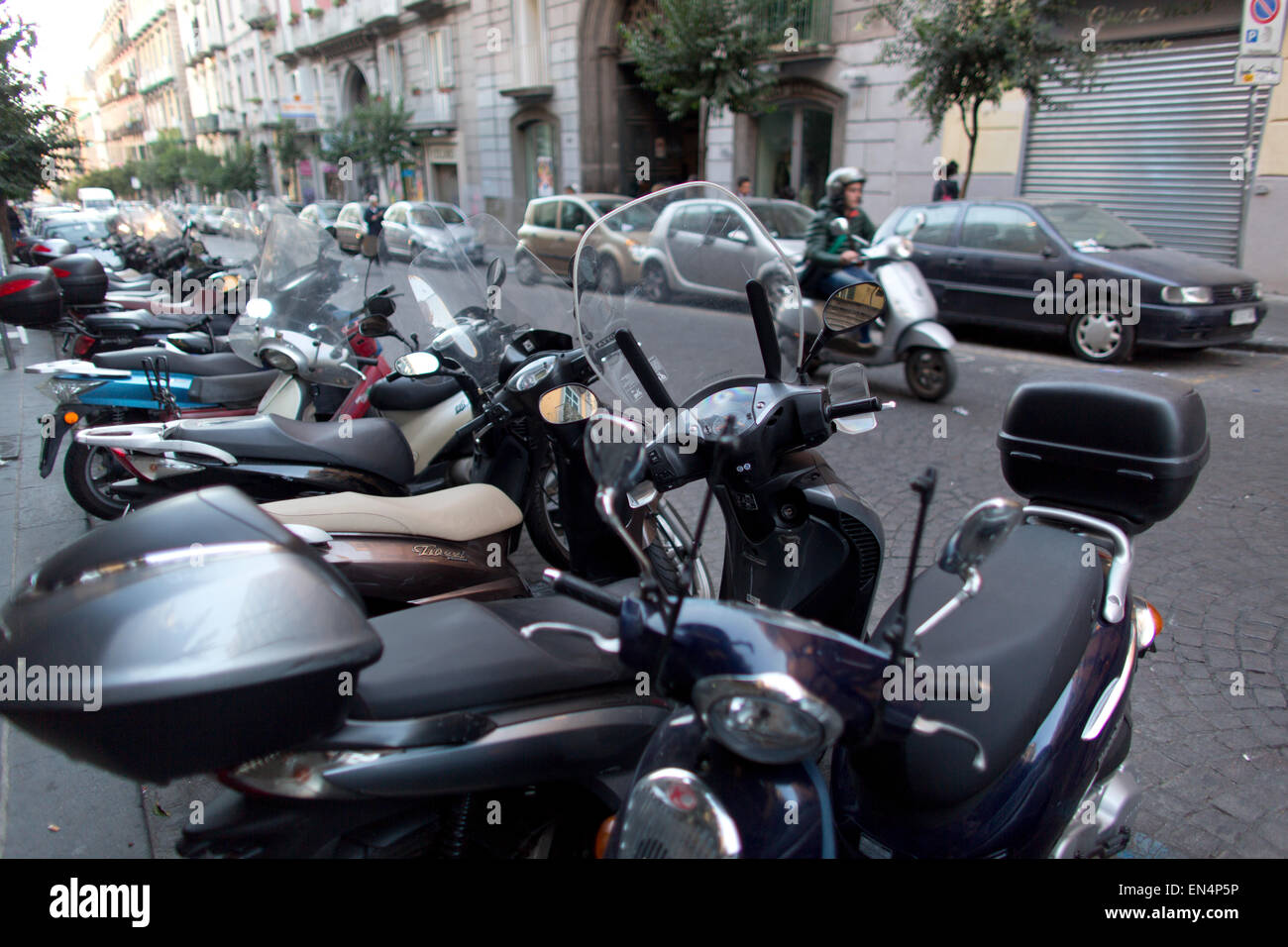 Scooter sind das wichtigste Transportmittel in Neapel Stockfoto