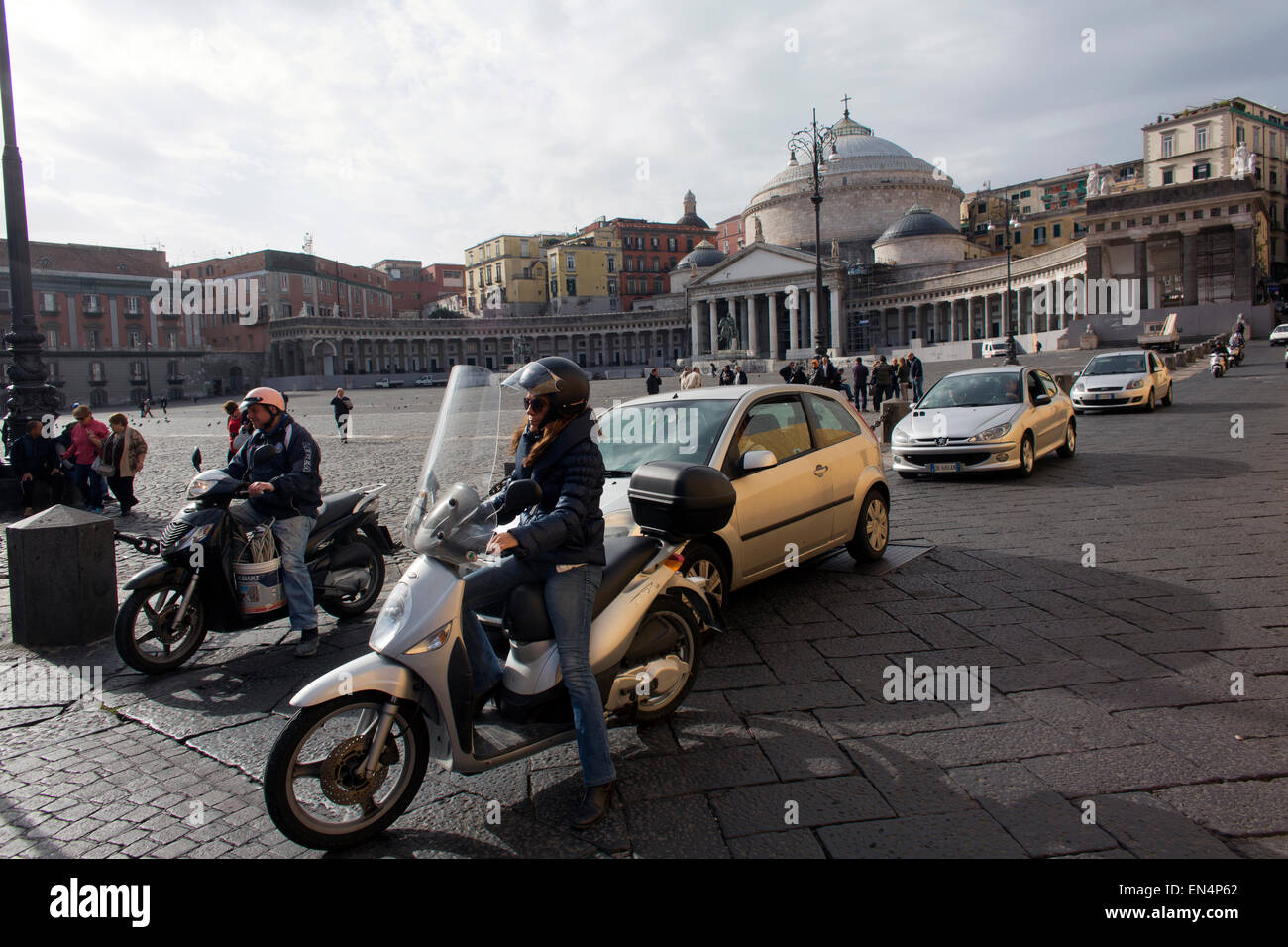 Scooter sind das wichtigste Transportmittel in Neapel Stockfoto