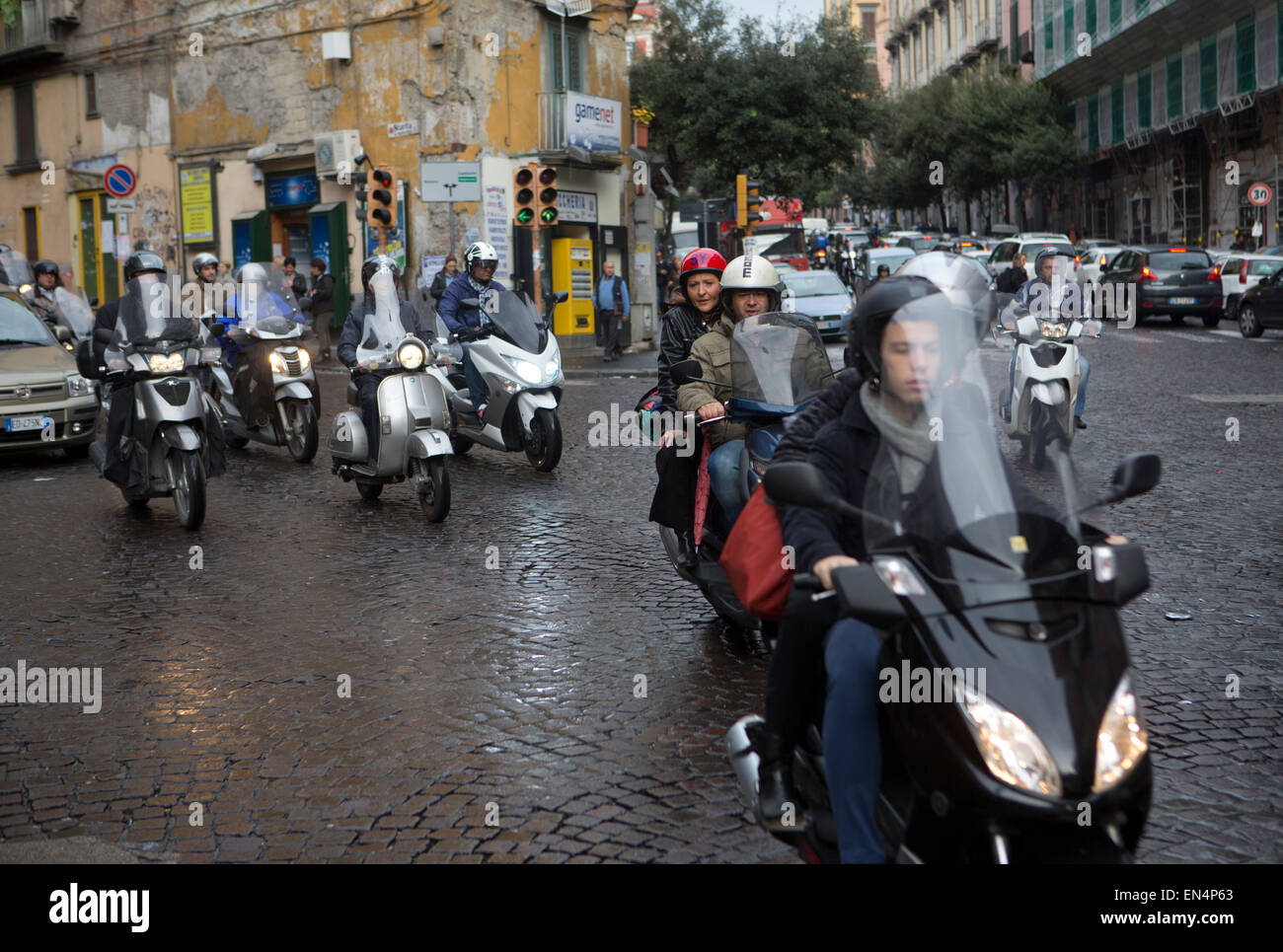 Scooter sind das wichtigste Transportmittel in Neapel Stockfoto