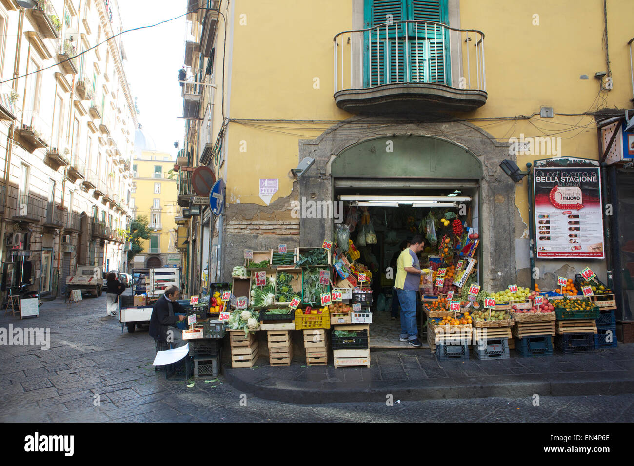 Gemüseladen in Spagnoli Bereich von Neapel Stockfoto