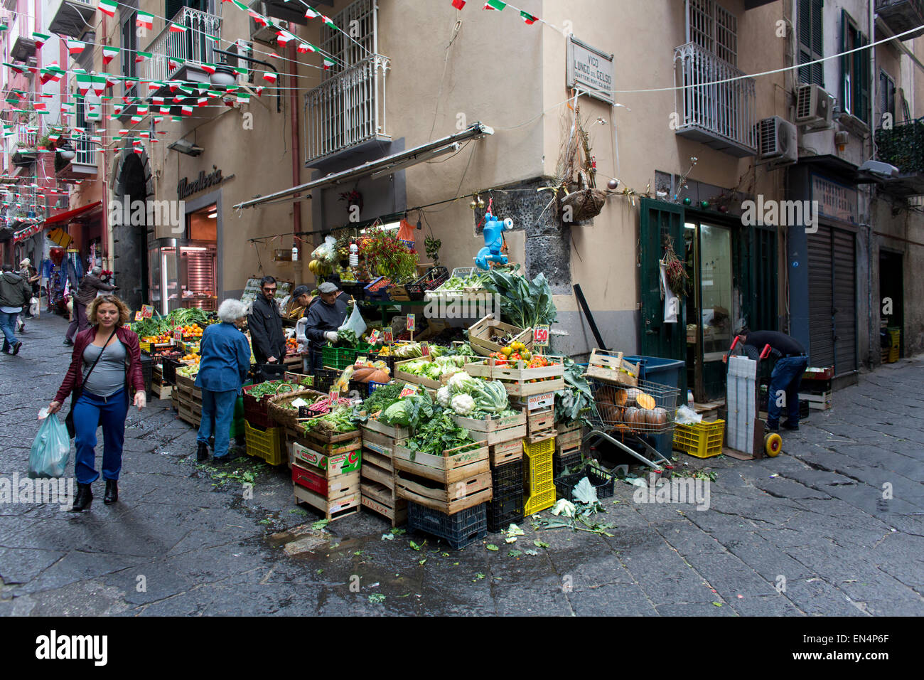 Gemüseladen in Spagnoli Bereich von Neapel Stockfoto