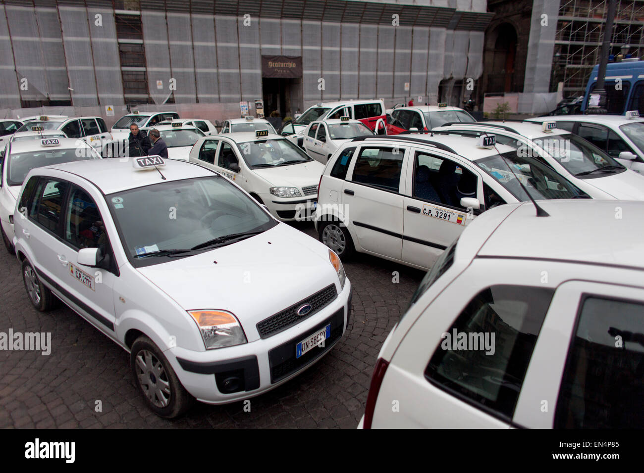 Taxi-Autos in Neapel Stockfoto