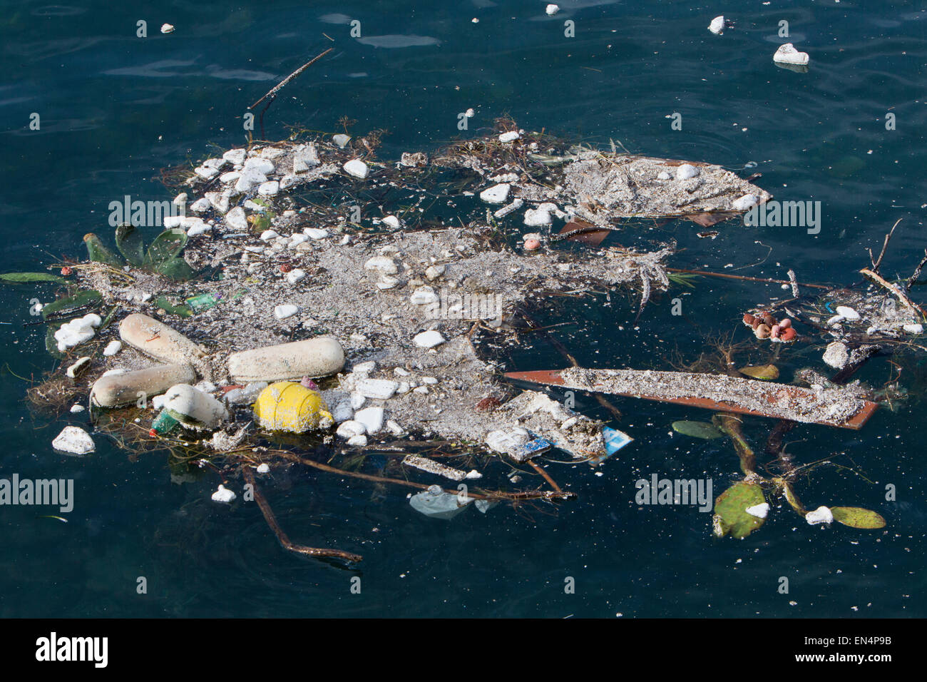 Plastikverschmutzung an der italienischen Küste in der Nähe von Naples Stockfoto