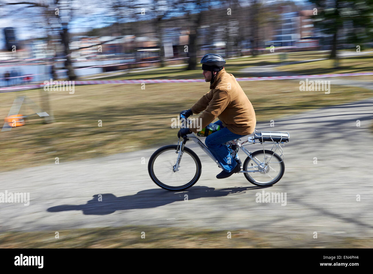 Mann fahren Experimantal elektrische Fahrrad, Lappeenranta, Finnland Stockfoto