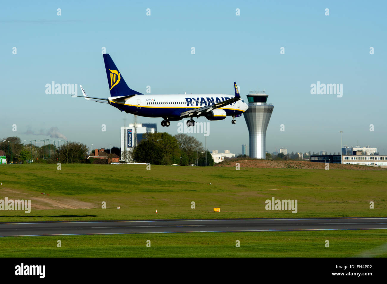 Ryanair Boeing 737-8AS (EI-EFR) landet auf dem Flughafen Birmingham, UK Stockfoto