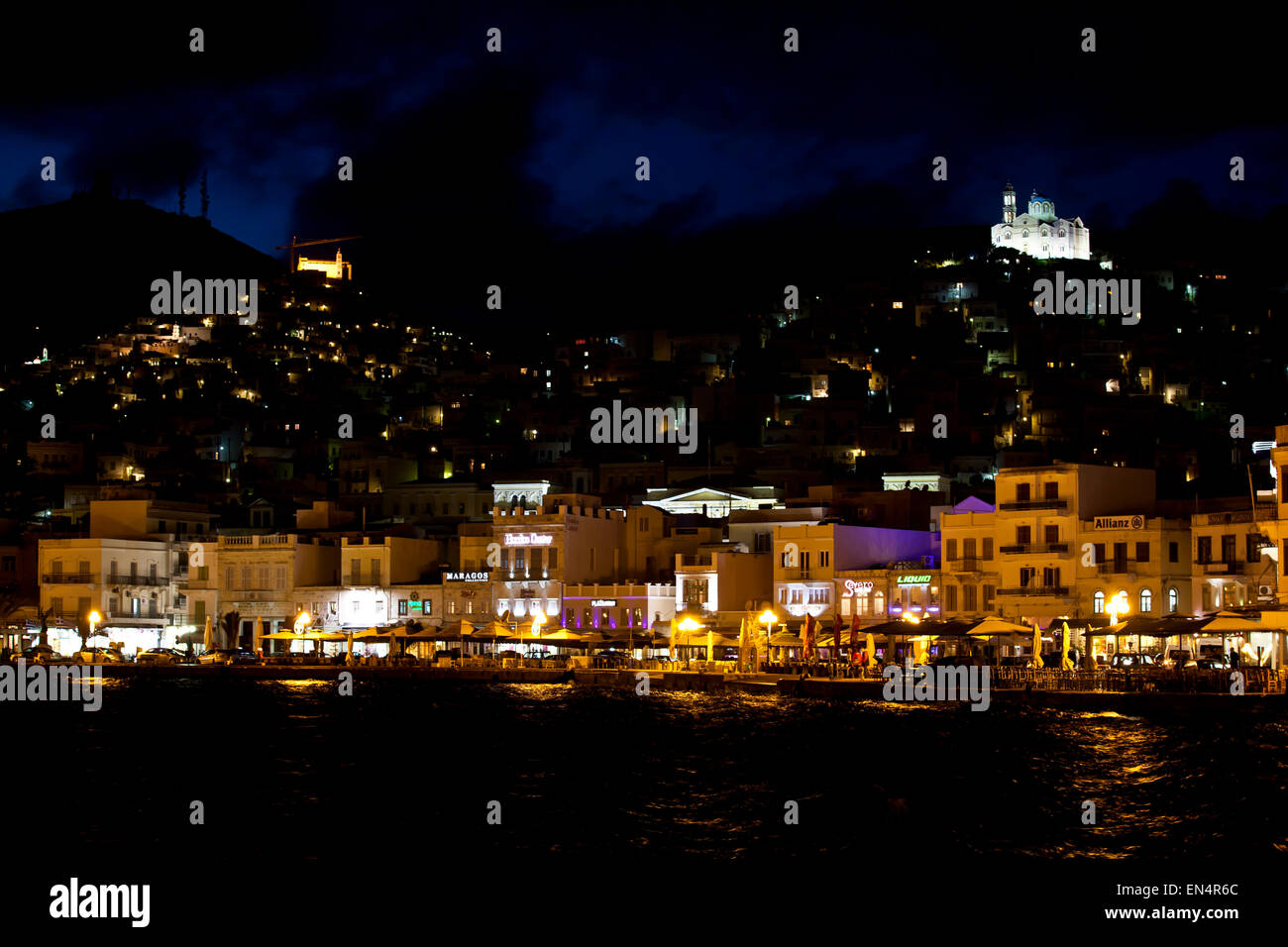 Eine nächtliche Szene des Hafens in Syros, griechische Inseln. Stockfoto