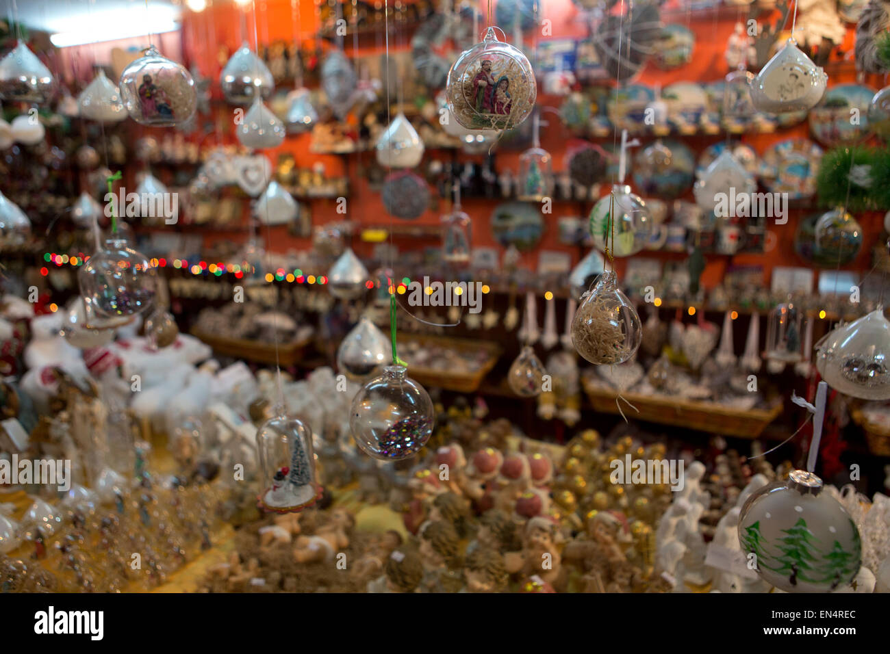 Souvenir-Shops in Presepi Straße in Neapel Stockfoto