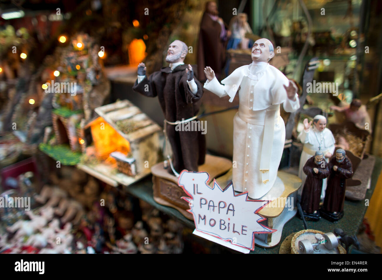 Souvenir-Shops in Presepi Straße in Neapel Stockfoto