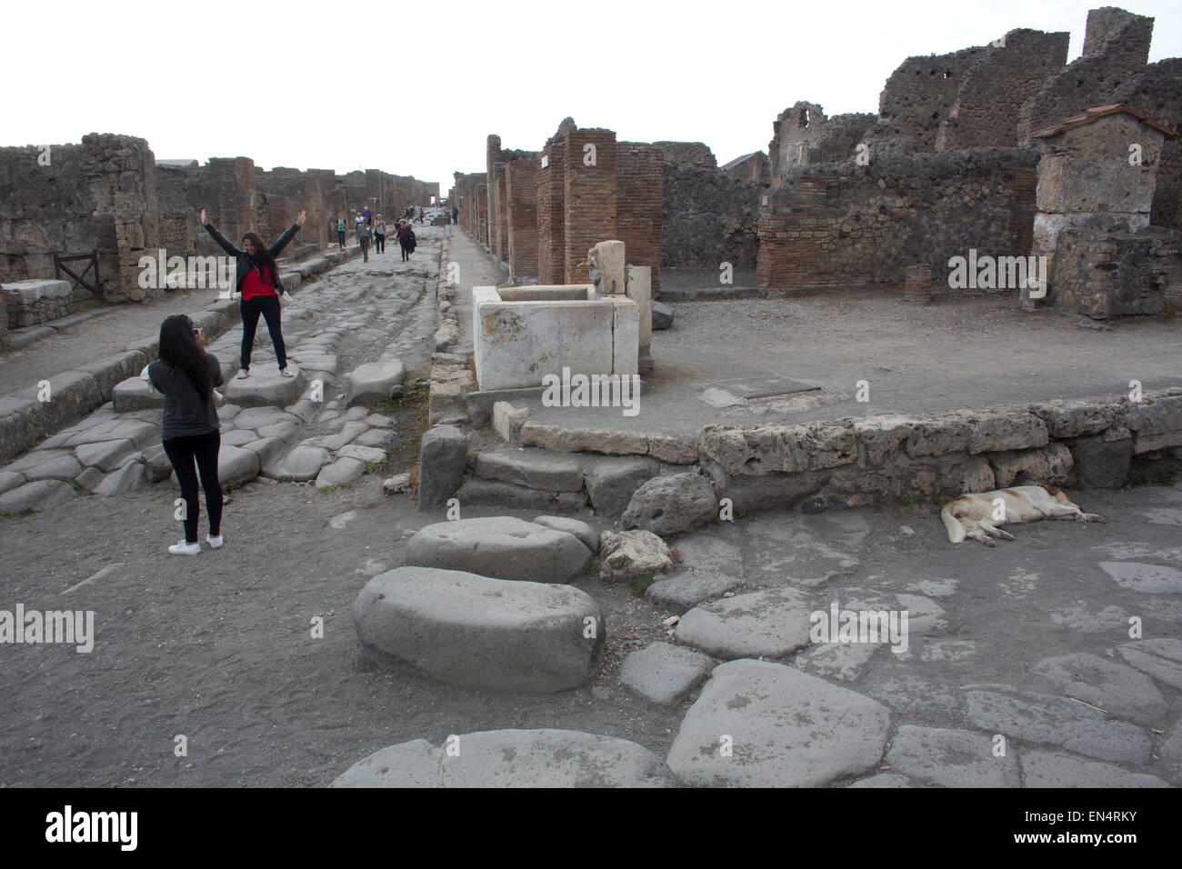 Vor Fast 2 000 Jahren Wurde Die Stadt Pompeji Von Einem Ausbruch Des vor-fast-2-000-jahren-wurde-die-stadt-pompeji-von-einem-ausbruch-des