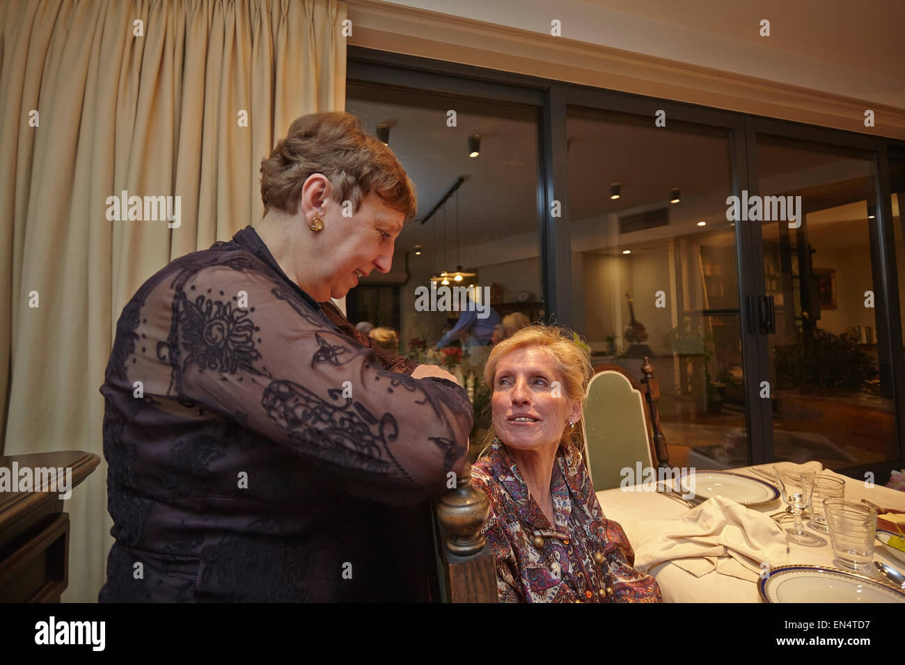 Verwandte bei einem Silvesterdinner in Brüssel, Belgien. Stockfoto