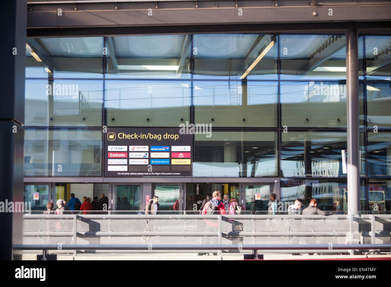 Passagiere am Check-in-Gepäckabgabe außerhalb des London Gatwick Airport North Terminal, West Sussex, Großbritannien im Februar Stockfoto