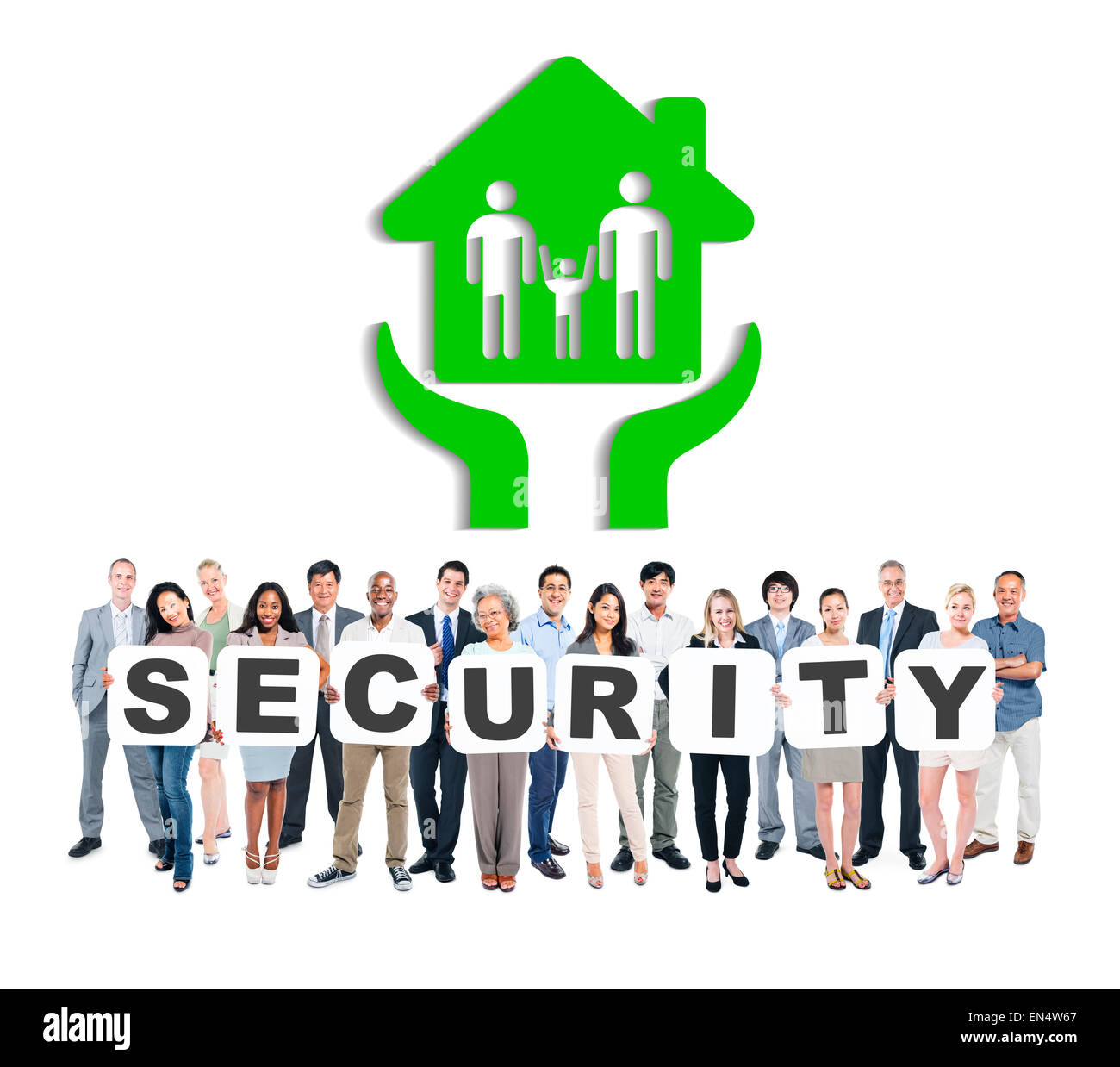 Multi-ethnischen Gruppe von unterschiedlichen Menschen, die mit Buchstaben, die Sicherheit und ein Bild des Einfamilienhauses oben bilden Stockfoto