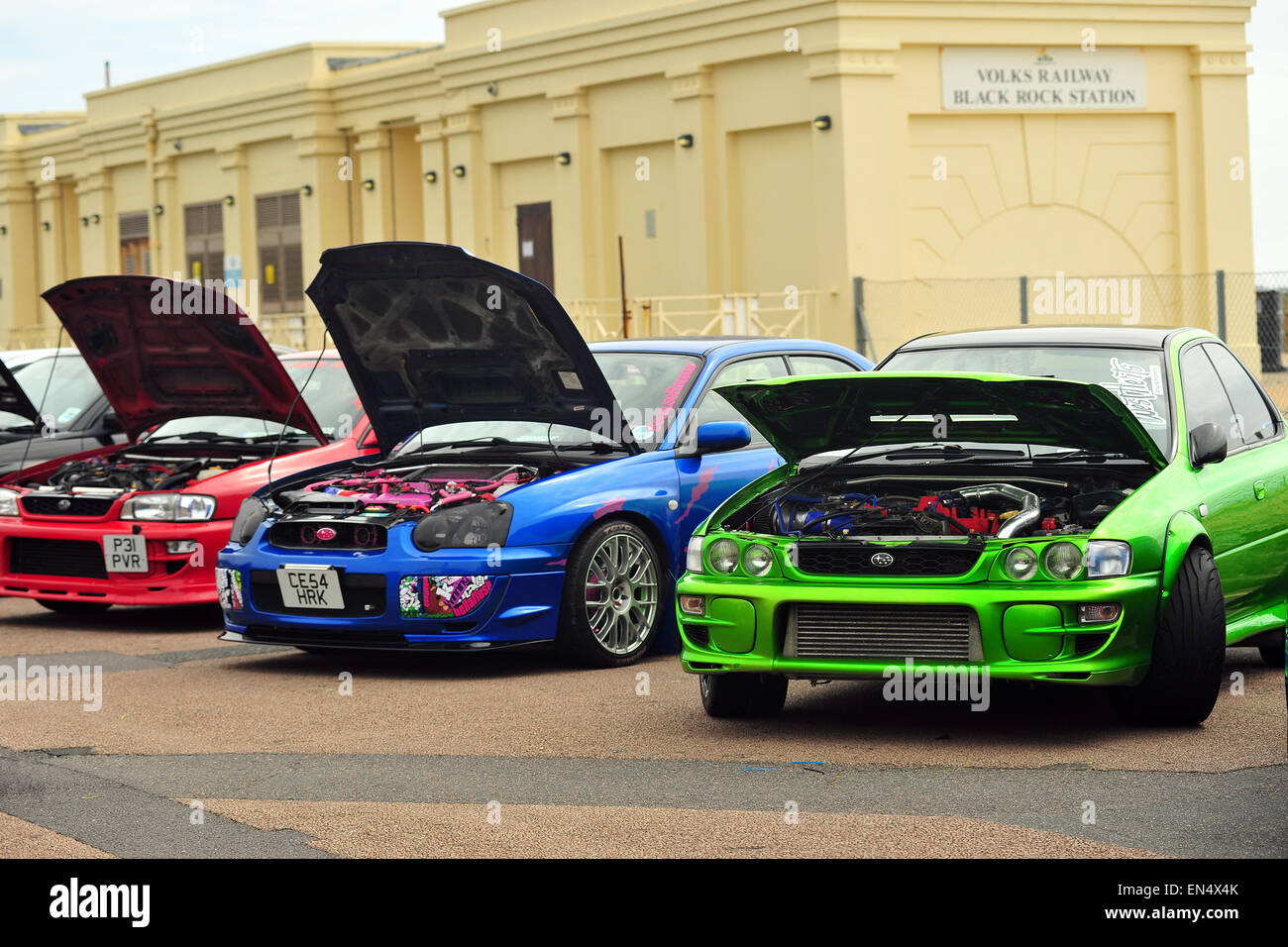 Eine Reihe von Autos mit ihren Mützen oben geparkt an einem Oldtimer-Show am Madeira Drive in Brighton. Stockfoto