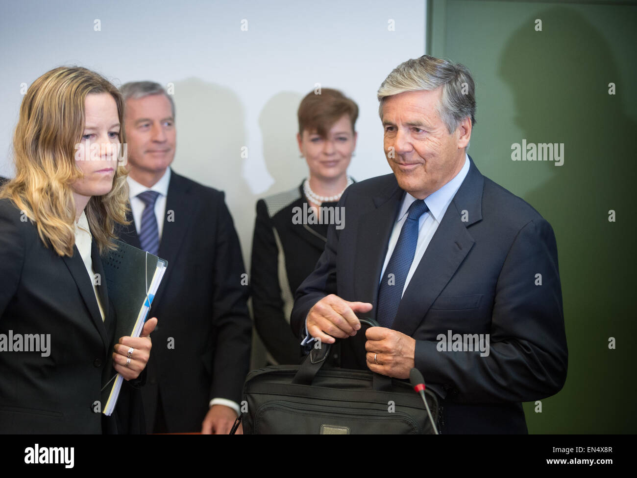 München, Deutschland. 28. April 2015. Juergen Fitschen (2-L), aktuelle Co-CEO der Deutschen Bank und ehemaligen CEO Josef Ackermann (R) stehen in einem Gerichtssaal des Bezirksgerichts in München, 28. April 2015. Fünf Führungskräfte, einschließlich der aktuellen Co-Leiter der Deutschen Bank, werden während eines Prozesses im Zusammenhang mit dem Konkurs des verstorbenen Medienunternehmer Leo Kirch versuchten Betrug vorgeworfen. Bildnachweis: Dpa picture Alliance/Alamy Live News Stockfoto