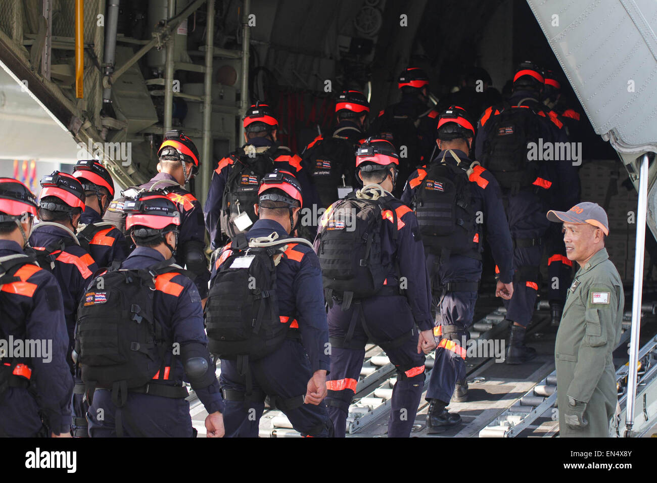 Bangkok, Thailand. 28. April 2015. Thailändische Militär retten Team Mitglieder Board ein Flugzeug auf einem Militärflughafen in Bangkok, Thailand, 28. April 2015. Thailändische Regierung sendet mehr als 60 Mitarbeiter nach Kathmandu, mit den Erdbeben Hilfsmaßnahmen zu unterstützen. Bildnachweis: Rachen Sageamsak/Xinhua/Alamy Live-Nachrichten Stockfoto