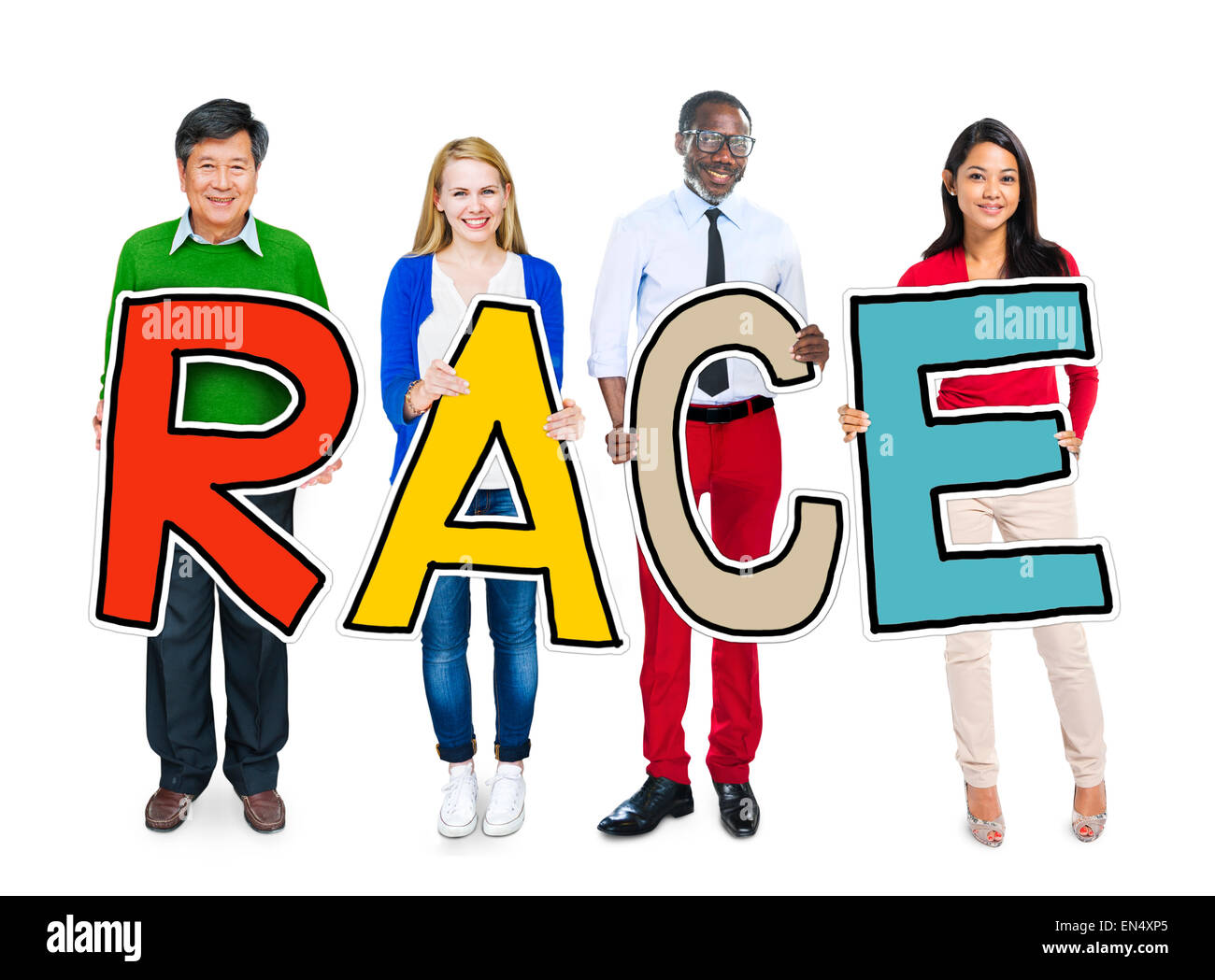 Multiethnische Gruppe von Menschen halten Brief Rennen Stockfoto