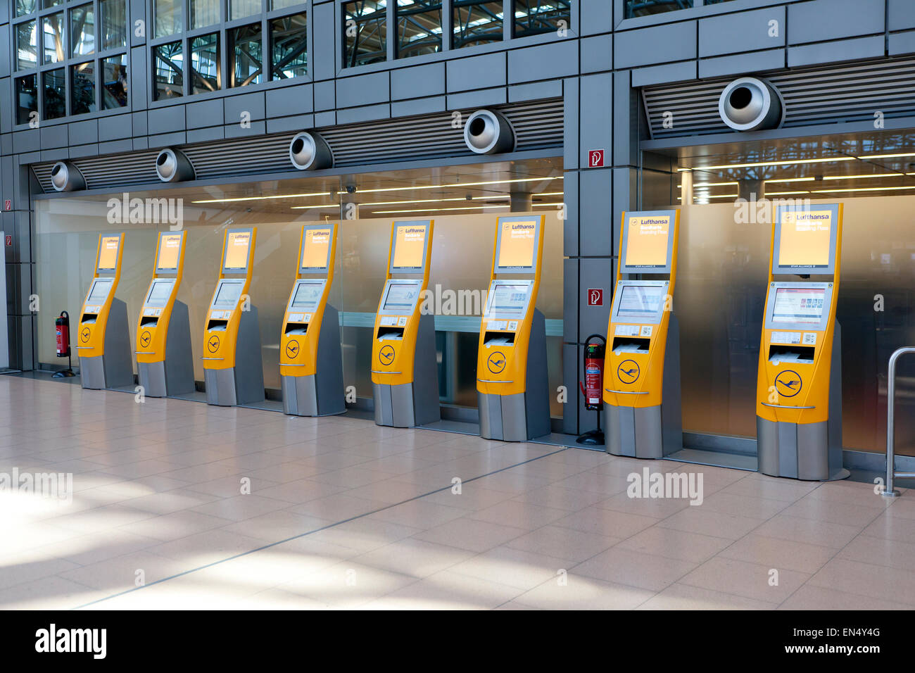 automatischer Check-in Schalter Lufthansa am Flughafen Hamburg  Stockfotografie - Alamy
