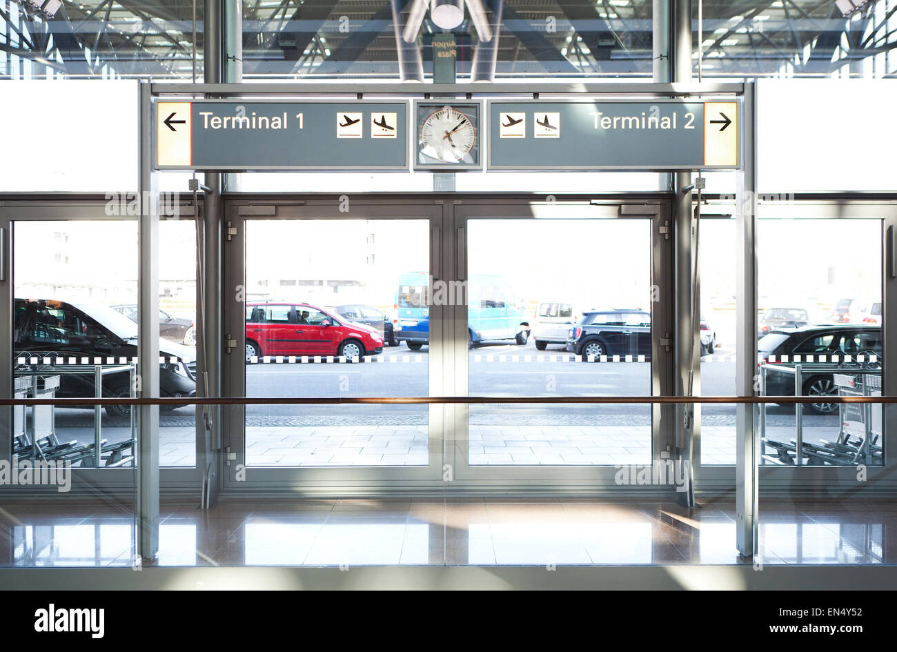 Eingang mit Zeichen zu den Terminals des Flughafens Hamburg Stockfoto