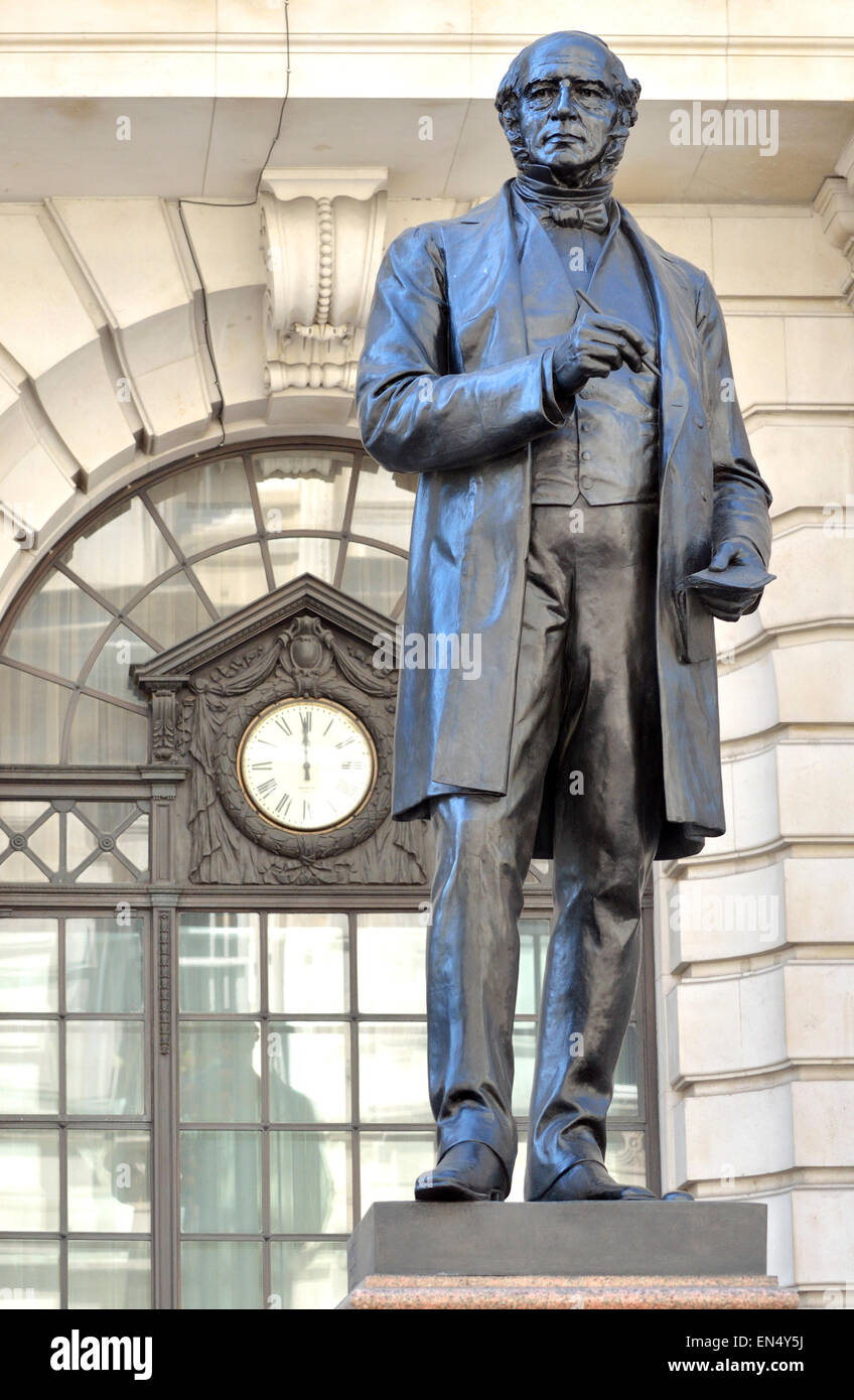 London, England, Vereinigtes Königreich. Statue (Edward Onslow Ford; 1882) von Rowland Hill (1795-1879: Einführung der Briefmarke) König Edward St Stockfoto