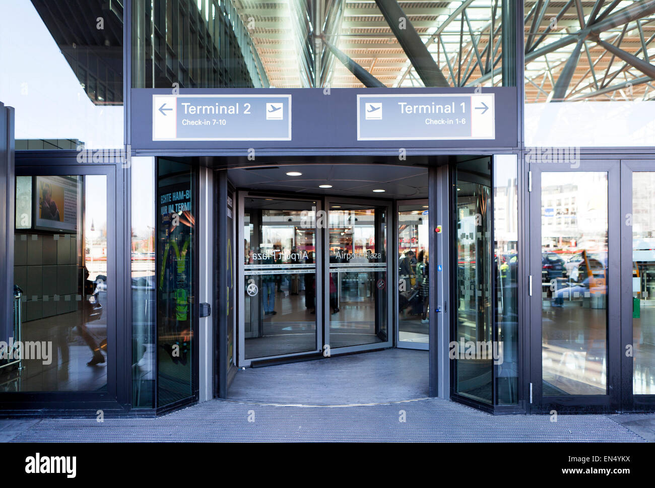 Eingang mit Zeichen zu den Terminals des Flughafens Hamburg Stockfoto