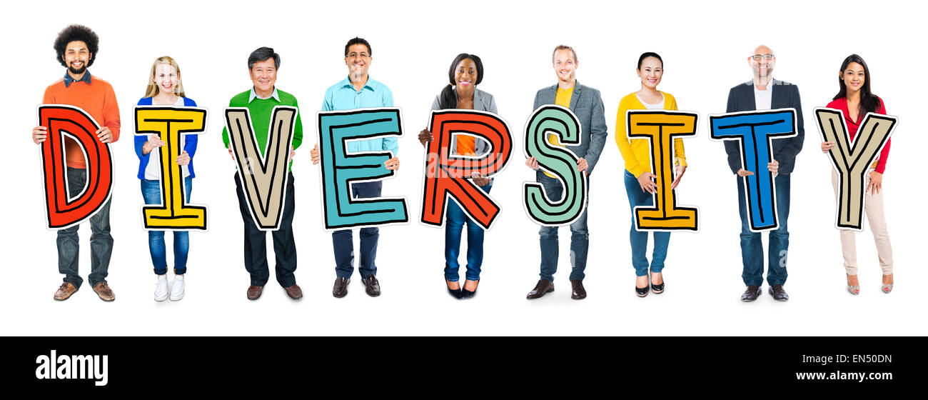 Gruppe von unterschiedlichen Menschen halten Wort Vielfalt Stockfoto