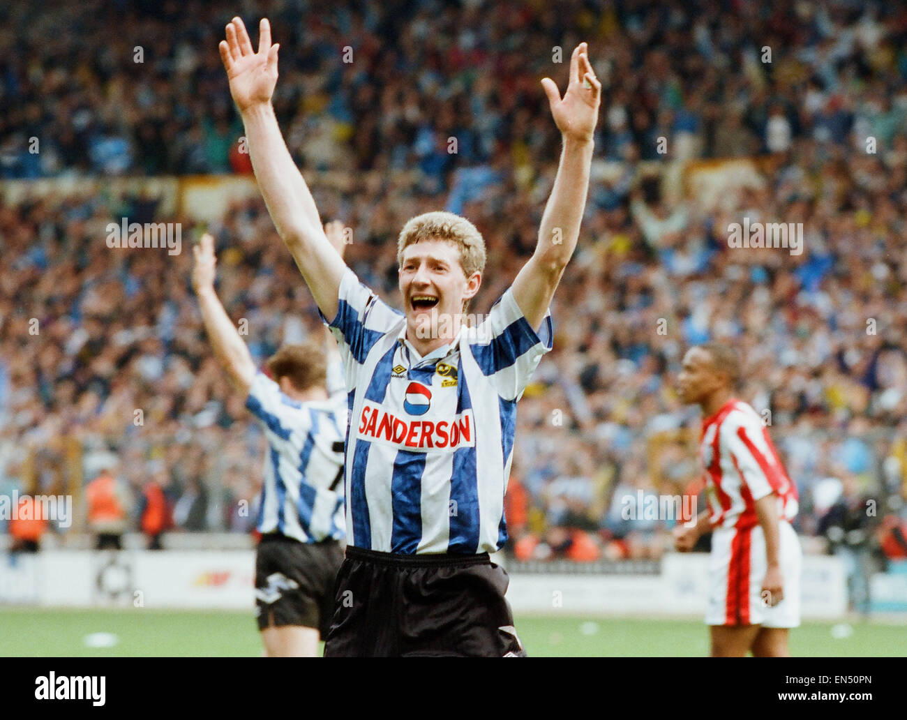 FA-Cup-Halbfinale im Wembley-Stadion. Sheffield Mittwoch 2 V Sheffield United 1. Am Mittwoch Nigel Worthington feiert am Ende des Spiels. 3. April 1993. Stockfoto