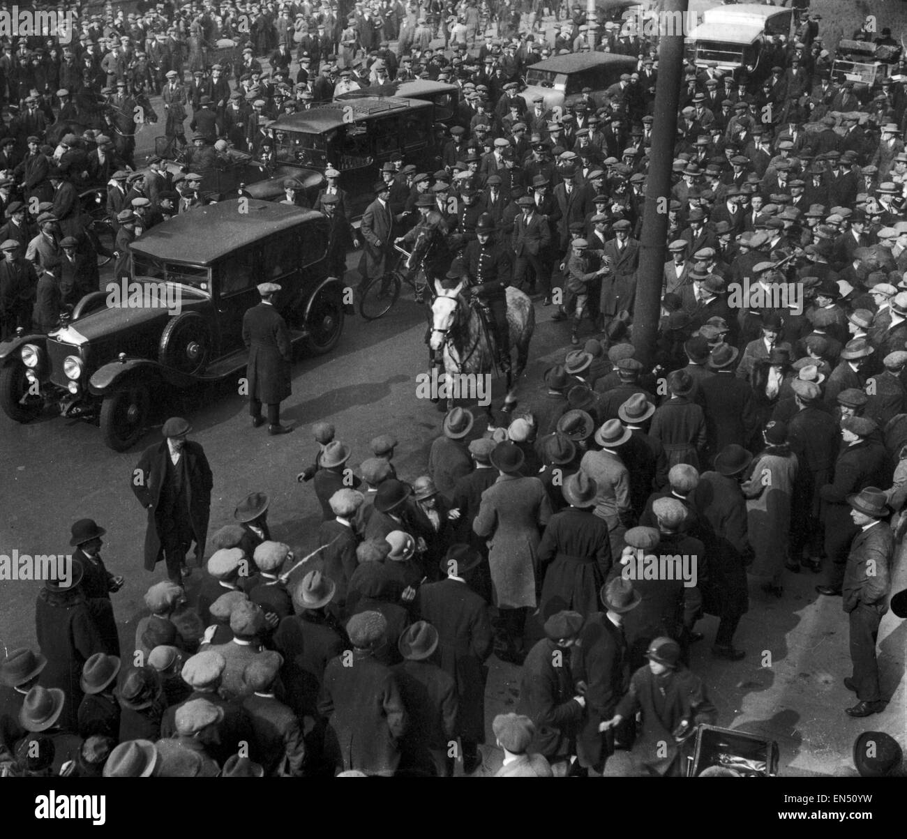 Polizei direkten Fußgänger in London, am 10. Tag der Generalstreik montiert.  Der nationalen Streit entstand, nachdem Verhandlungen zwischen den Bergleuten und meine Besitzer nicht über Löhne und der Streik am 3. Mai 1926 begann. Der Streik wurde abgesagt unil Stockfoto
