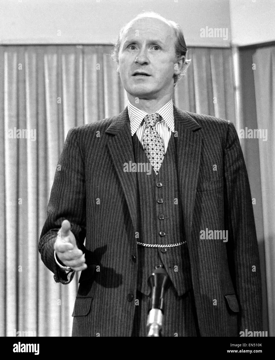 Kanzler des Finanzministeriums Anthony Barber spricht bei einer Pressekonferenz der konservativen Partei im Wahlkampf 1974 General. 18. Februar 1974. Stockfoto