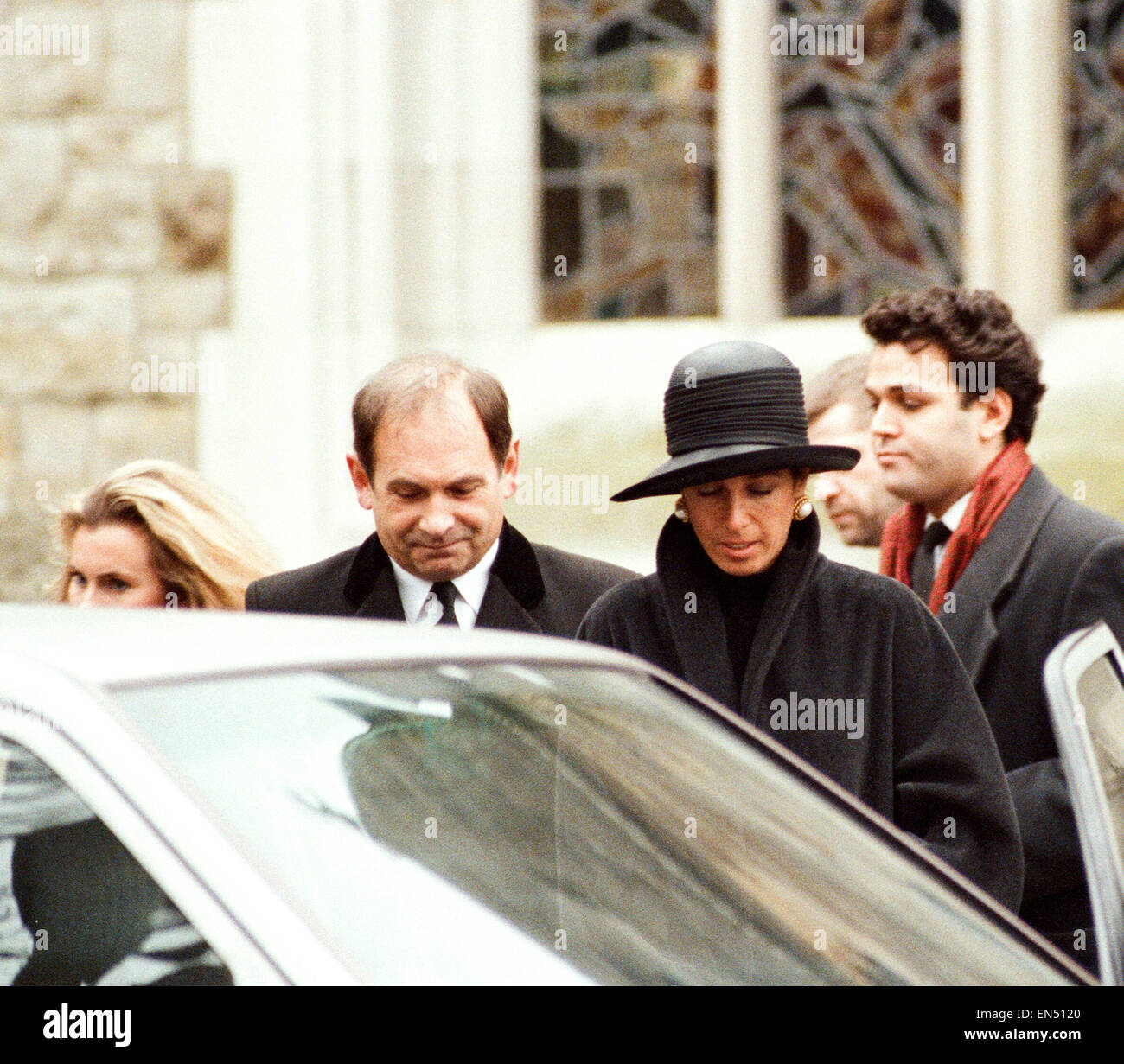 Bobby Moore Beerdigung am Putney Vale Crematorium. Seine Frau Stephanie in schwarz gekleidet. 3. März 1993. Stockfoto