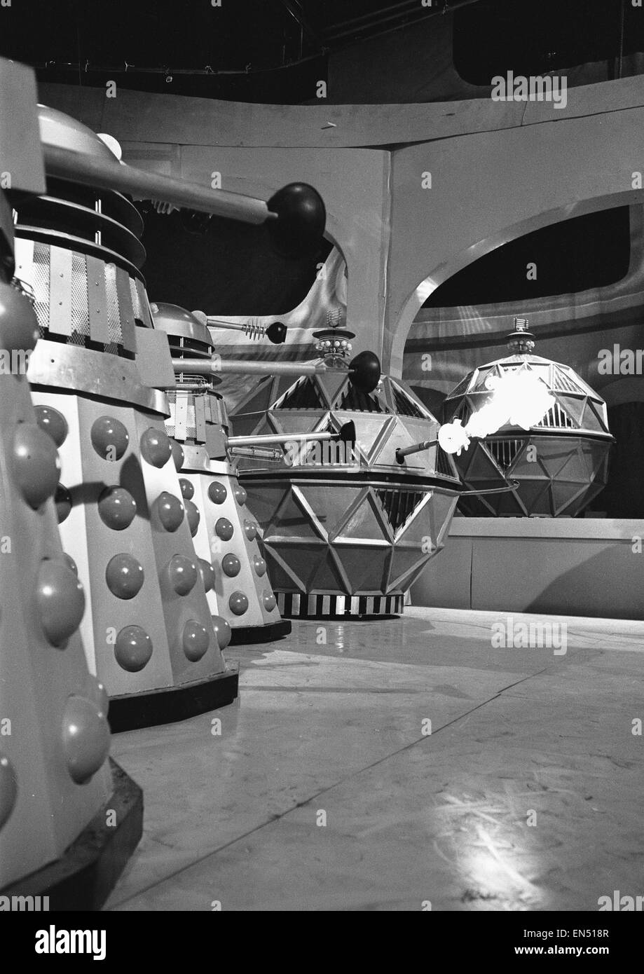 Eine Szene aus der Dr Who-Fernsehserie, die Geschichte heißt "The Chase" der Szene zeigen eine Konfrontation zwischen der Mechanoiden große kugelförmige Roboter erbaut durch den Menschen um zu helfen, Welten und ihre Erzfeinde der Daleks zu kolonisieren. Die confrontati Stockfoto