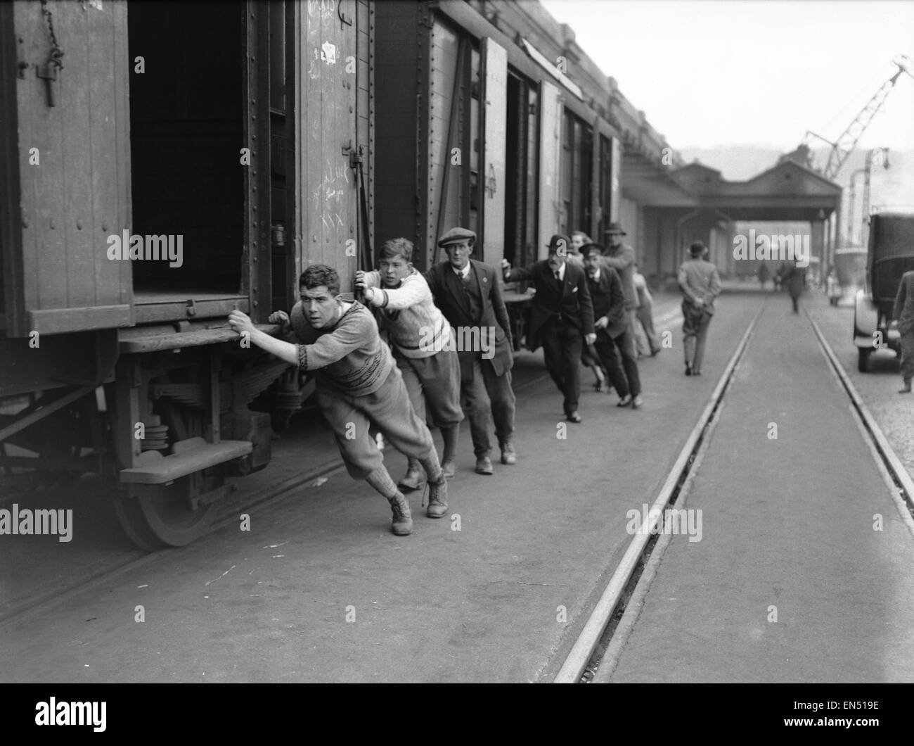 Studenten in Dover Rangier-Gepäckwagen auf der Boot-Zug am 8. Tag der Generalstreik. Der nationalen Streit entstand, nachdem Verhandlungen zwischen den Bergleuten und meine Besitzer nicht über Löhne und der Streik am 3. Mai 1926 begann. Der Streik Stockfoto