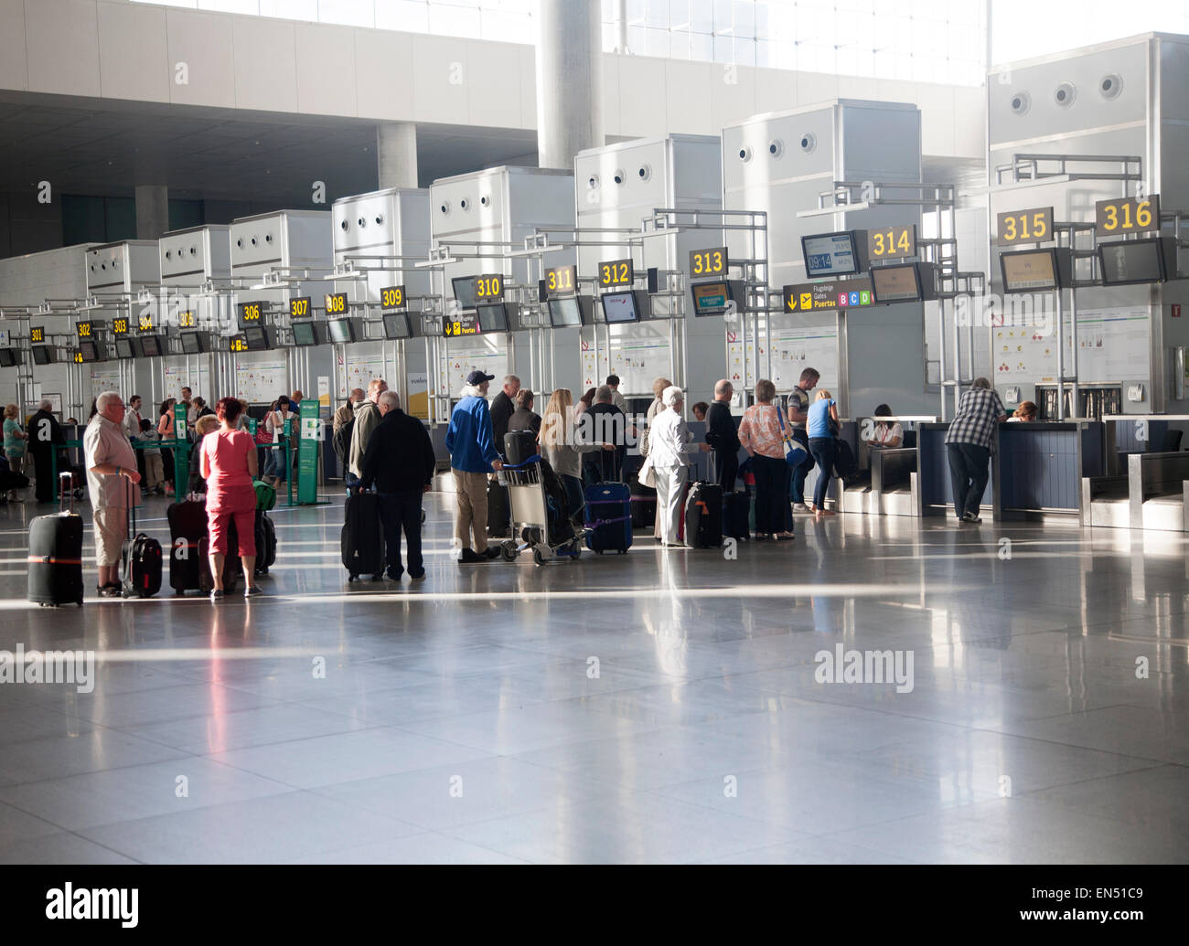 Wartenden Check-in im Flughafen Malaga, Spanien Stockfoto