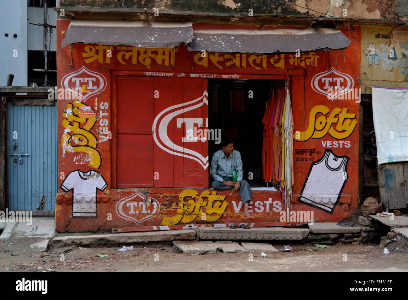 Mann im Shop Varanasi Stockfoto