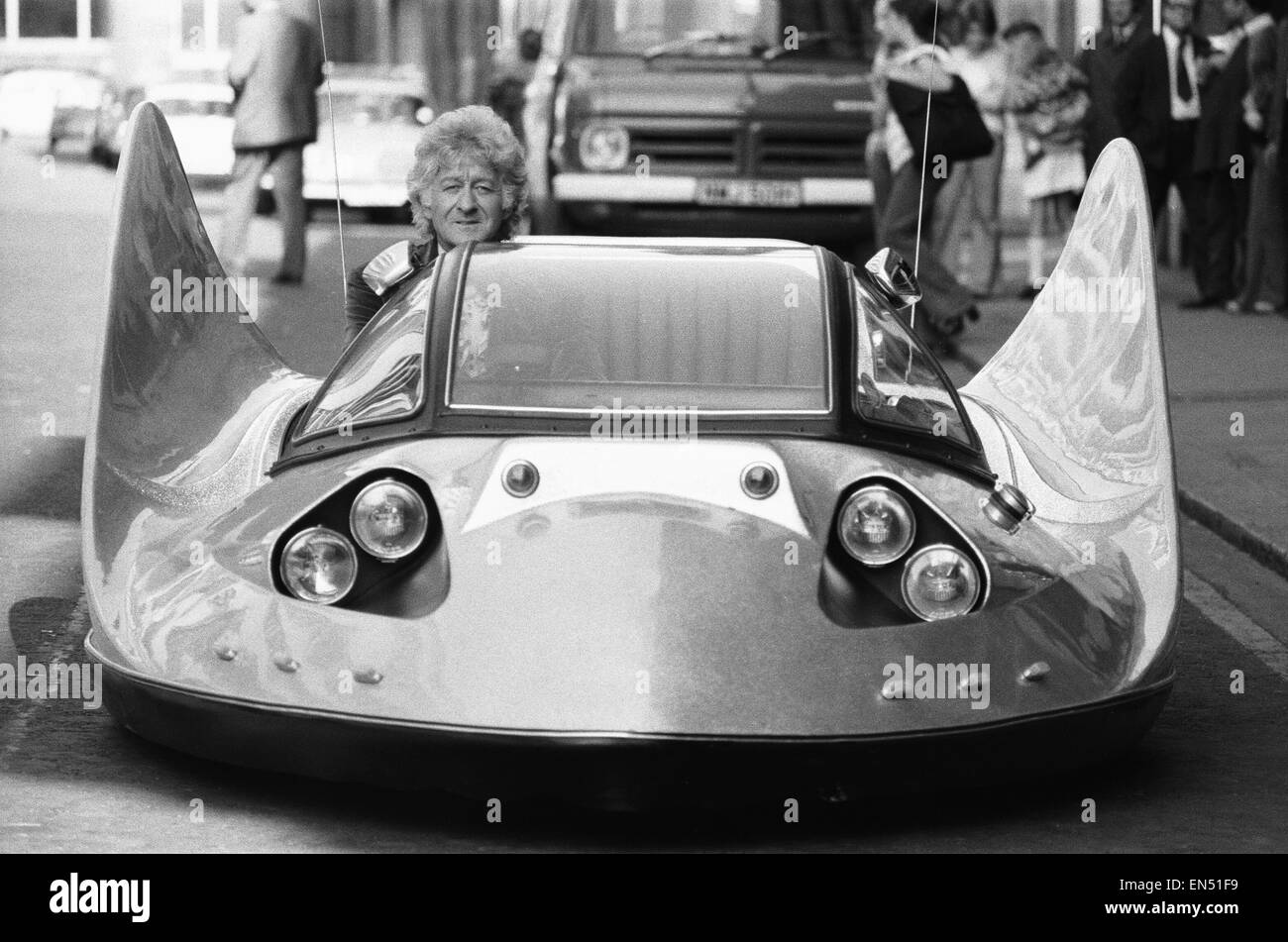 Schauspieler Jon Pertwee, Dr Who in der TV-Serie hatte eine fliegende Untertasse Stil Auto für seinen persönlichen Gebrauch, die auch in der neuen TV-Serie verwendet wird. Das Auto und sein Besitzer sind hier gesehen Dreharbeiten einer Szene an Moorgate für die Geschichte mit dem Titel "The Invasion Stockfoto