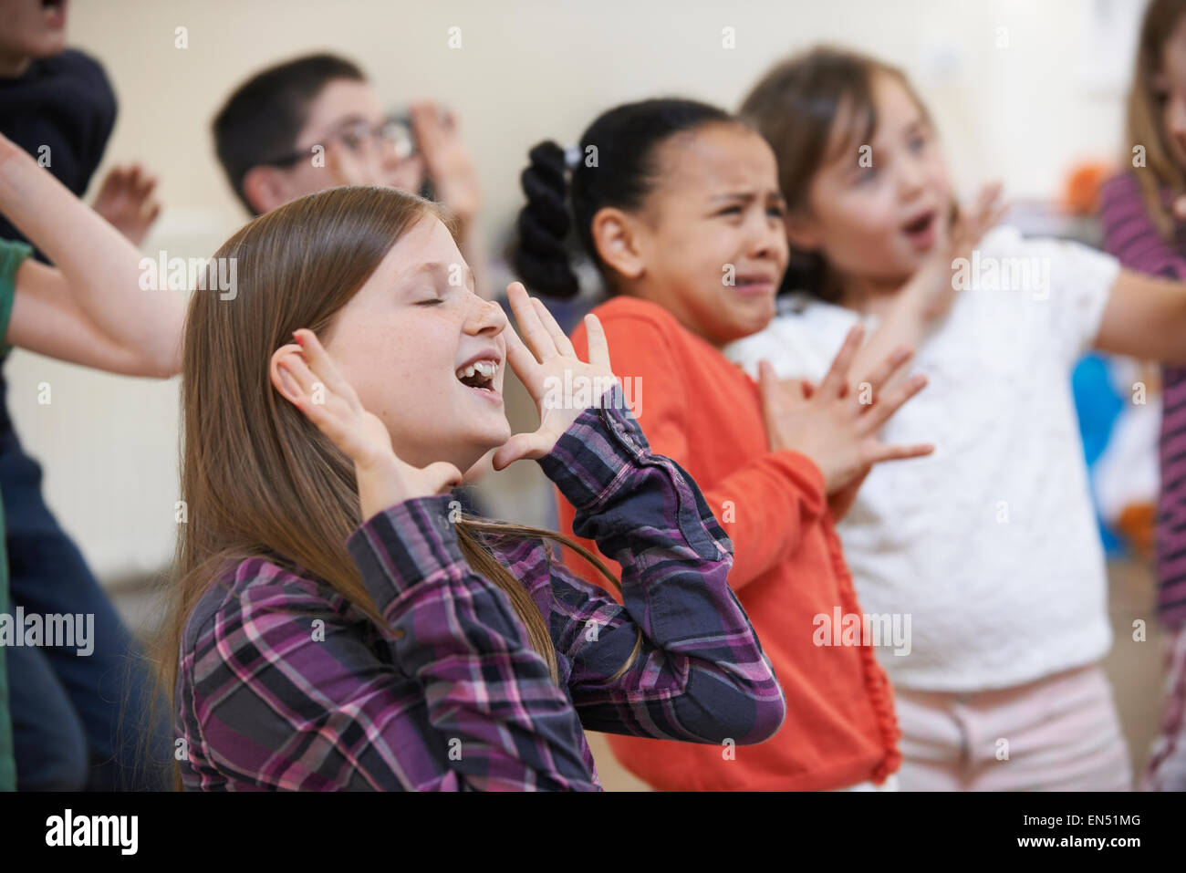 Gruppe von Kindern, die Drama-Klasse gemeinsam genießen Stockfoto