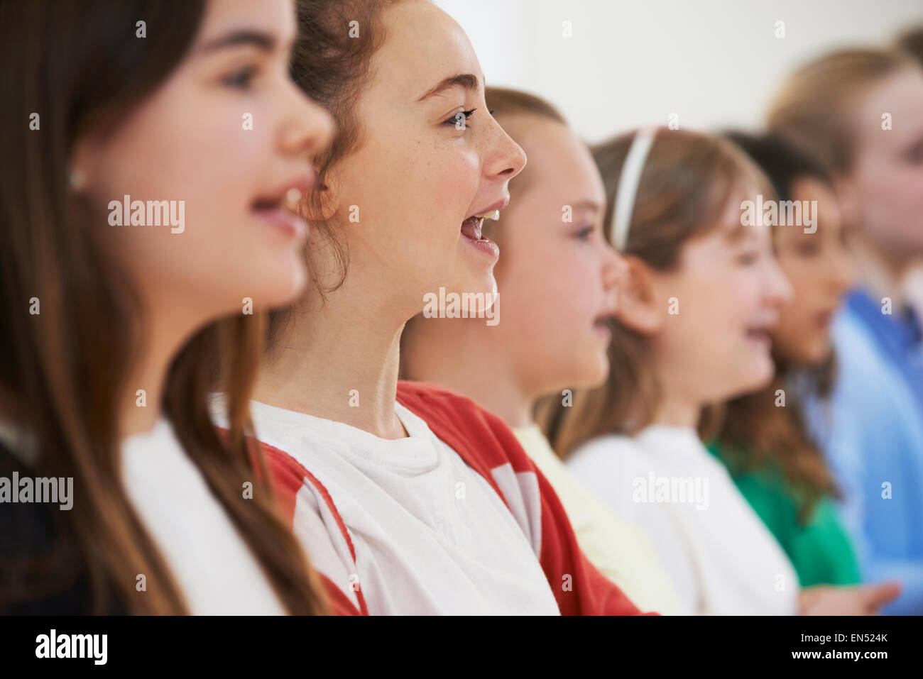 Gruppe von Schülerinnen und Schüler gemeinsam im Chor singen Stockfoto