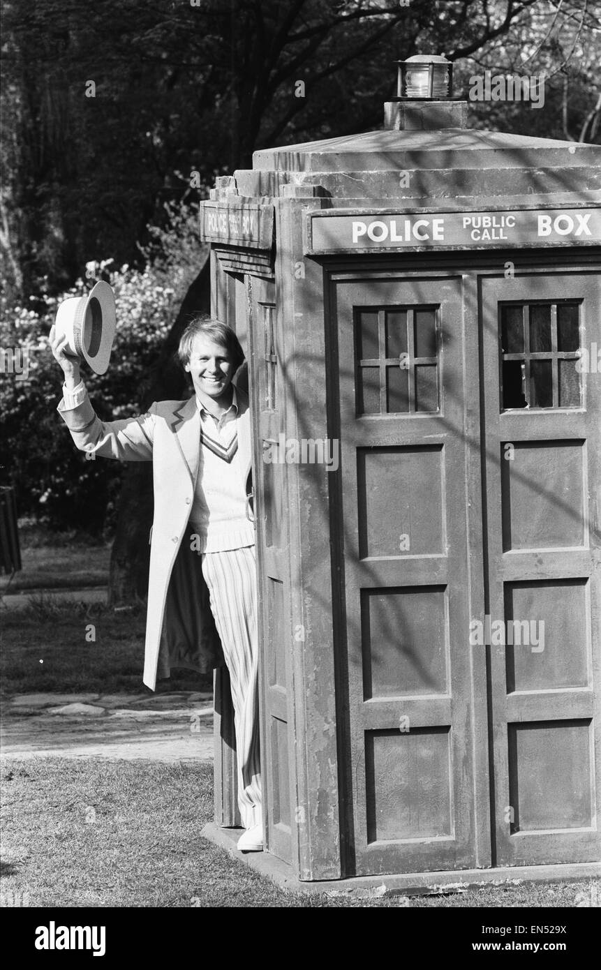 Schauspieler Peter Davison gesehen hier während seiner ersten Pressekonferenz als der 5. Doctor Who in Hammersmith Park an der Rückseite des BBC Television Centre in Westlondon. Der neue Arzt ist ein völlig anderes Bild von seinen Vorgängern. Der neue Look Stockfoto