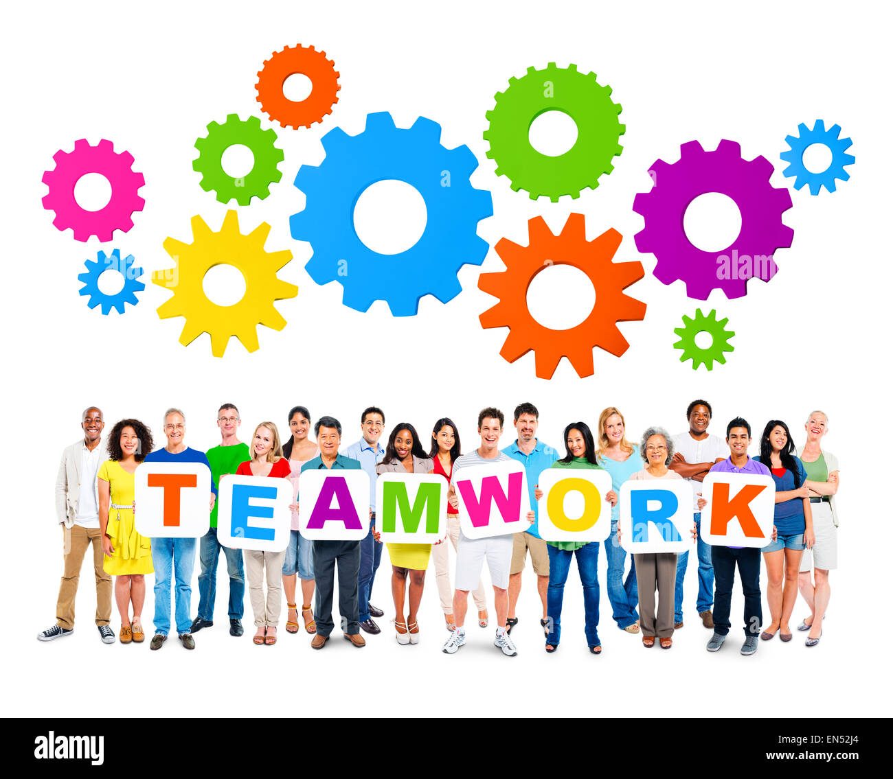 Multi-ethnischen Gruppe von Menschen halten Alphabet Form Team-und Bilder von Zahnrädern oben Stockfoto