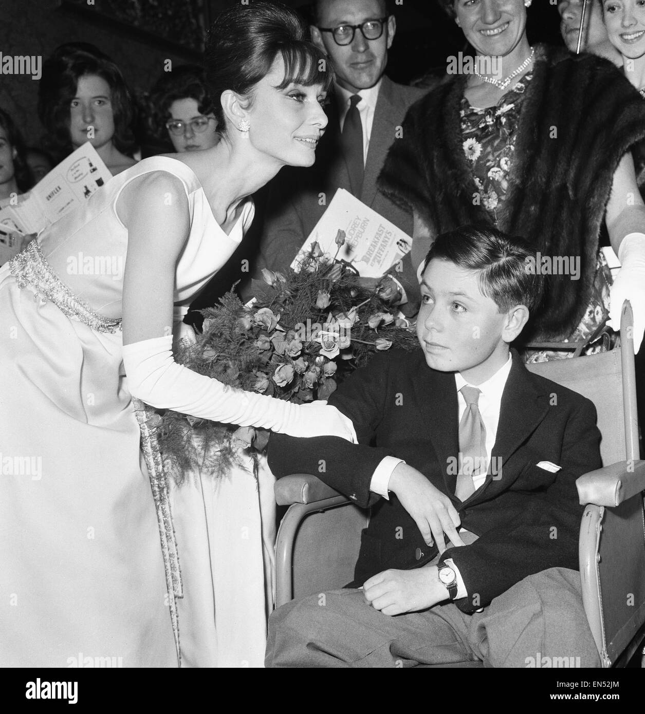 Schauspielerin Audrey Hepburn trifft 14-jährigen Stephen Reid von Chesham, Buckinghamshire auf der Londoner Premiere ihres neuesten Films "Breakfast At Tiffany" im Teatro Plaza. 19. Oktober 1961. Stockfoto