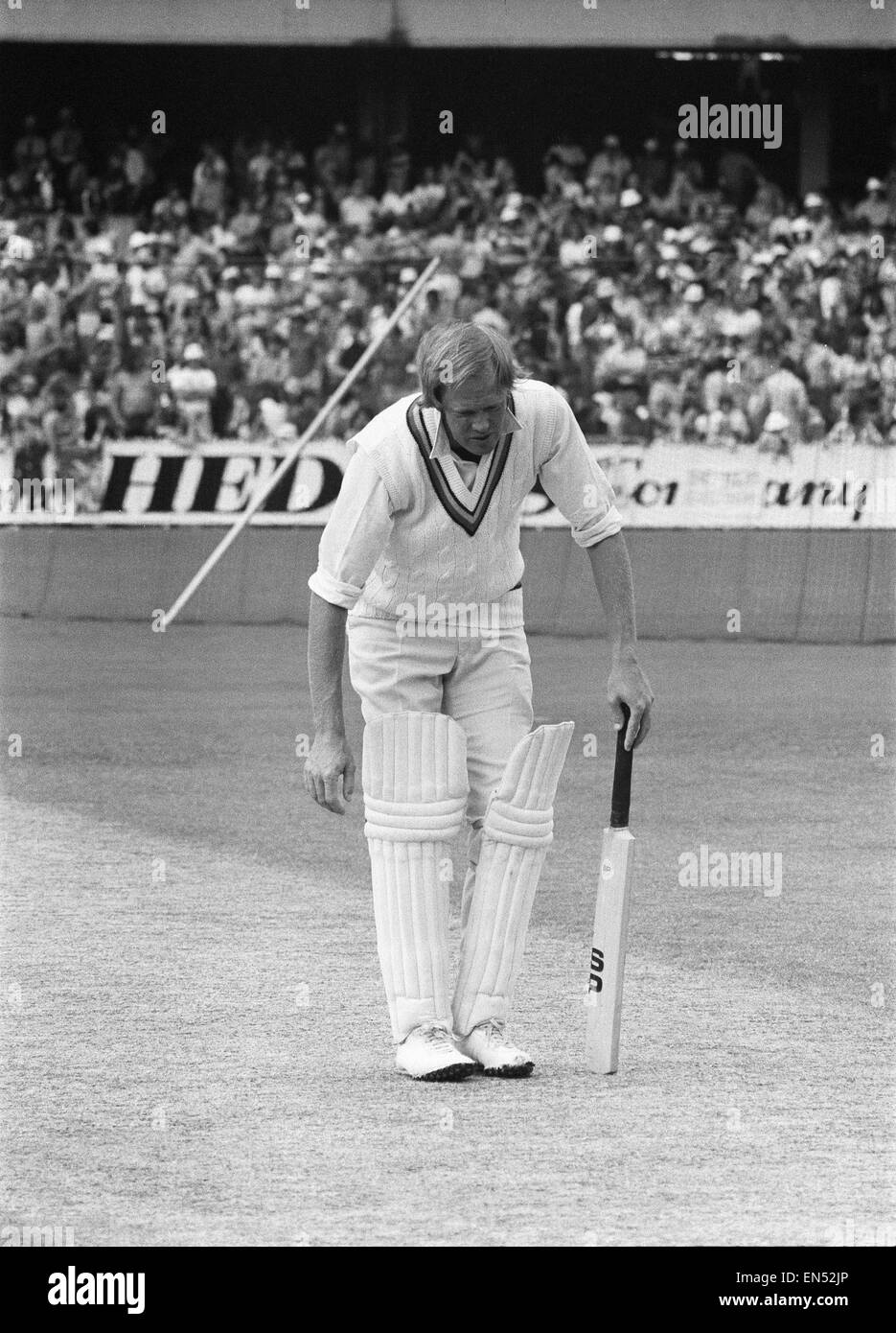 Hundertjährigen Test-Match zwischen Australien und England auf die MCG Cricket Ground, Melbourne, Australien. Tony Greig inspiziert das Wicket. 12. März 1977. Stockfoto