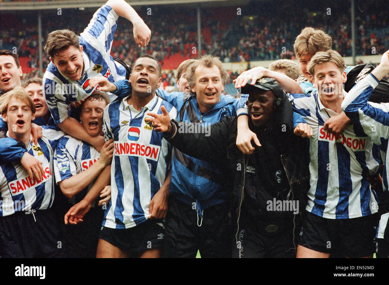 FA-Cup-Halbfinale im Wembley-Stadion. Sheffield Mittwoch 2 V Sheffield United 1. Die Mittwoch-Mannschaft mit Manager Trevor Francis am Ende des Spiels. 3. April 1993. Stockfoto