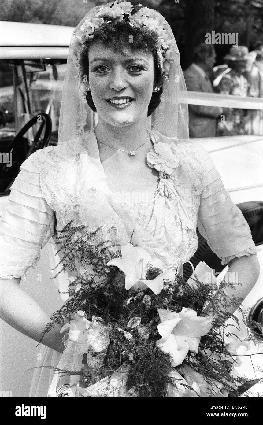 Schauspielerin Sherrie Hewson abgebildet während ihrer Hochzeit mit British Aerospace Ingenieur Ken Boyd in der St. Andrews Church in gemeinsamen Schinken, Surrey. Sie trug ein reines Seidenkleid von 1910 und verwendet einen Jahrgang 1929 weißen Rolls-Royce. 15. Mai 1982. Stockfoto