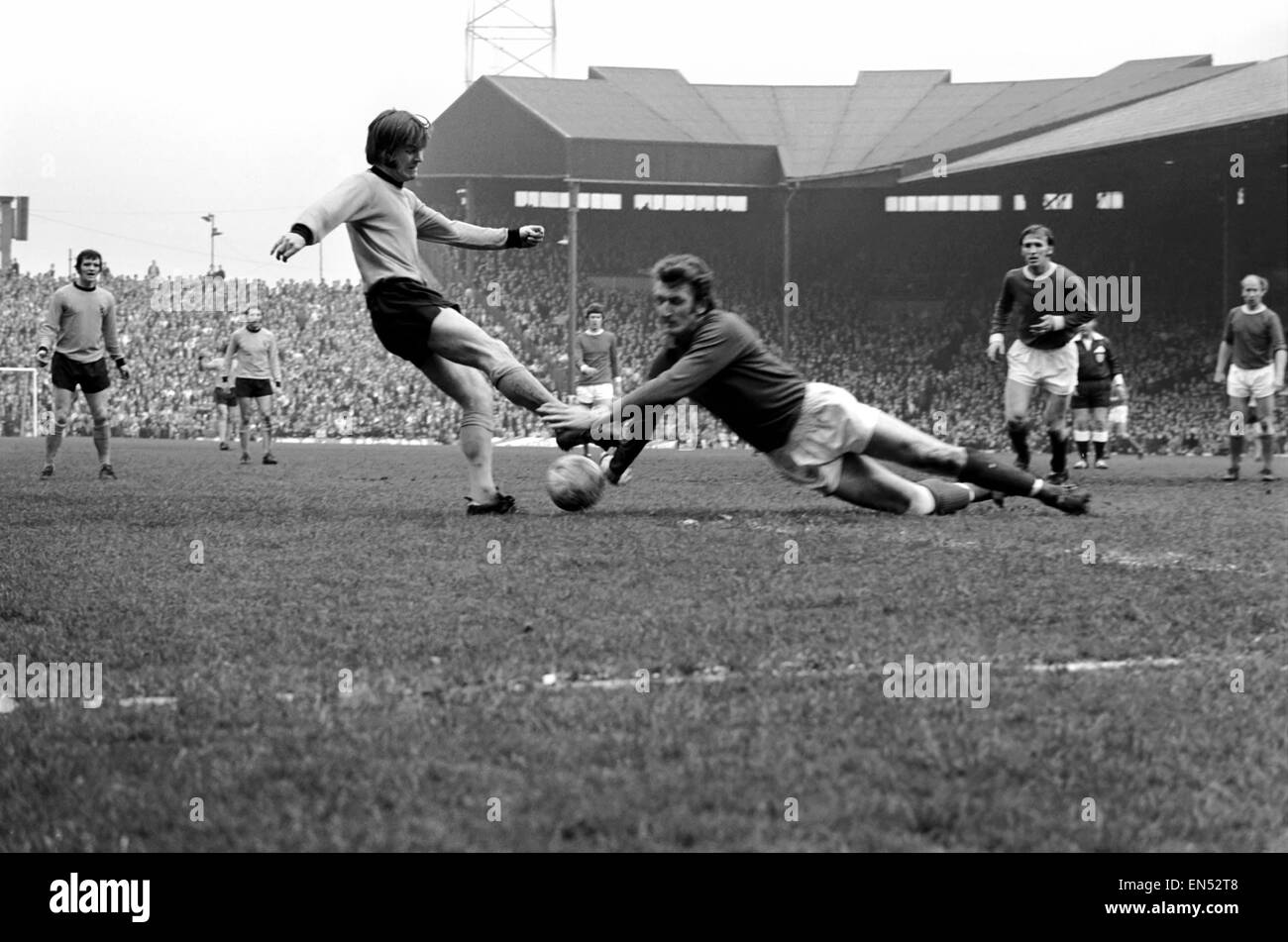 Manchester United gegen Wolverhampton Wanderers. Stepney United Torwart spart am Fuße des James "Jim" McCalliog die Wölfe nach vorne. April 1971 Stockfoto