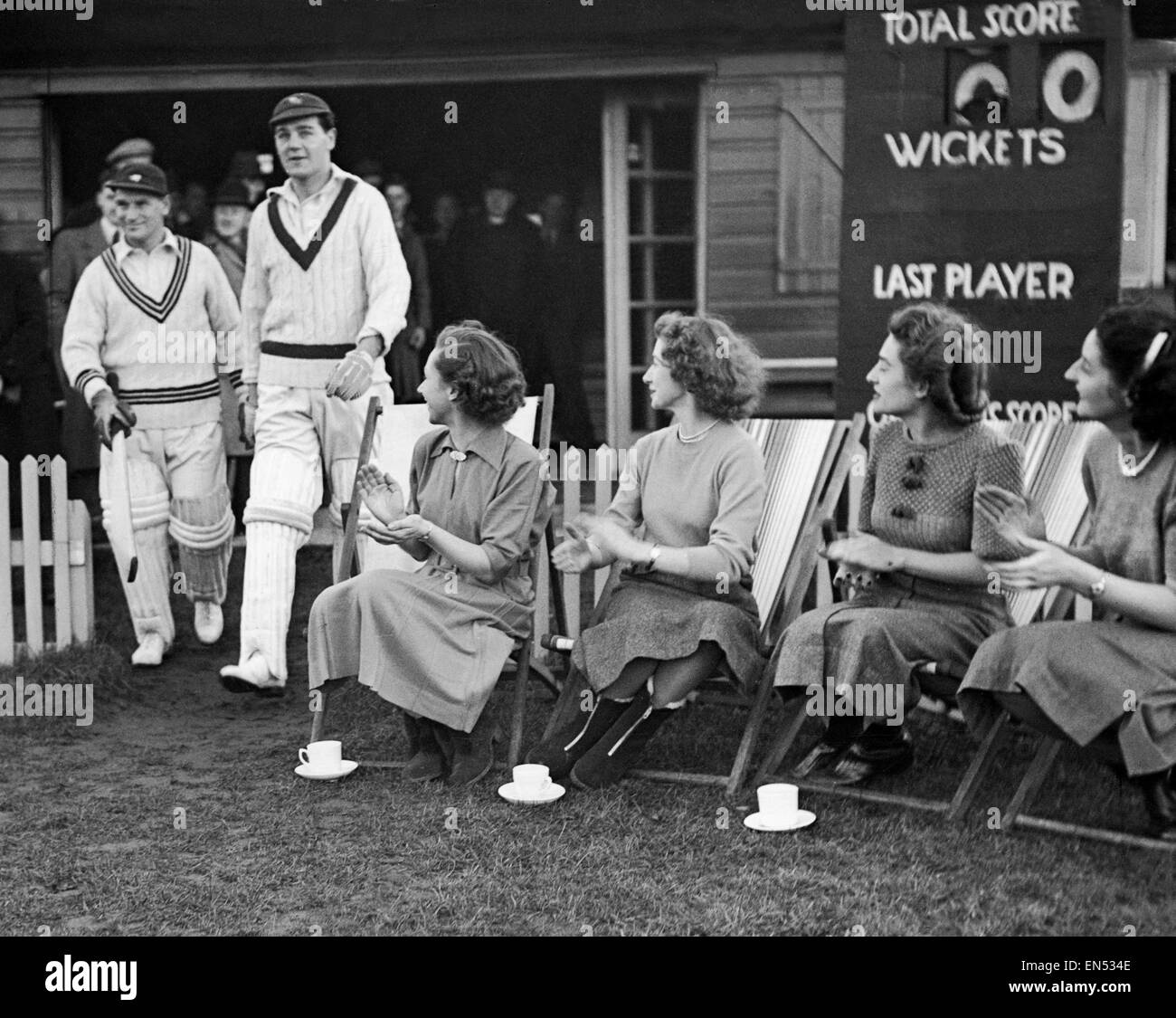 Festliche Spiel Cricket. J. Lawrence und Bill Sutcliffe nehmen zum Feld an Collingham Brücke, in der Nähe von Leeds am zweiten Weihnachtstag, 26. Dezember 1949 für lokale Seite Collingham & Linton c.c. zu spielen. Stockfoto